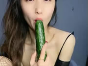 Ragazza dal vivo cinese con cetrioli e masturbazione
