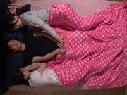 Passione giapponese del letto a tre senza censure