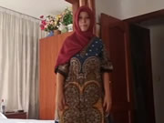 Troia araba con l'hijab rosso