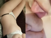 Ragazza con grandi seni si masturba