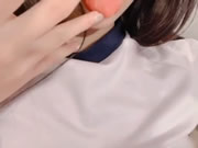 Una ragazza asiatica carina si scatta un selfie con le sue bellissime tette